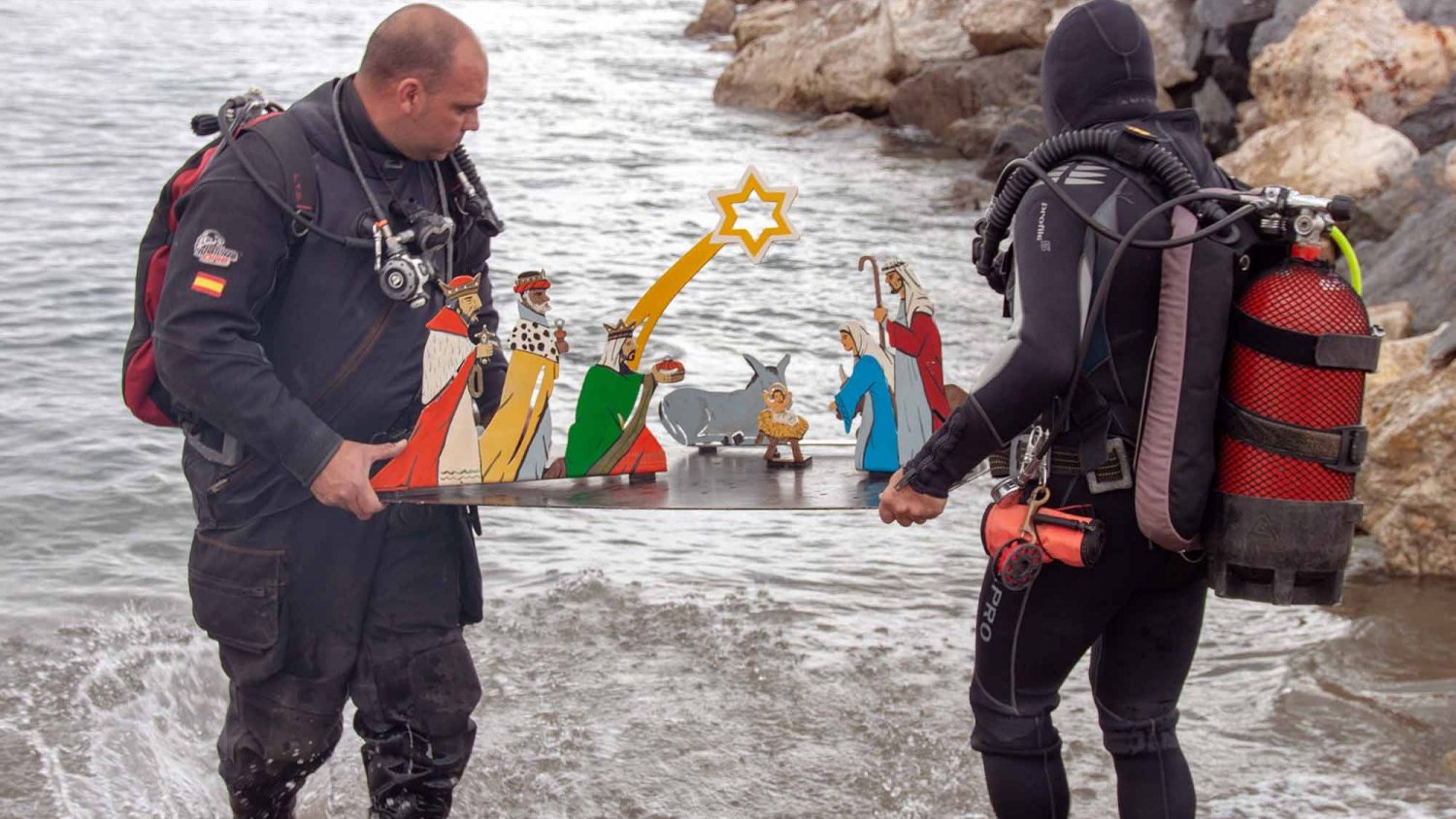La Asociación Universitaria AUAS sumerge un belén solidario en la bahía de Málaga