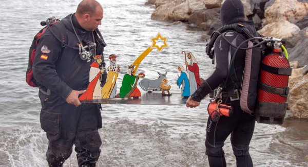 La Asociación Universitaria AUAS sumerge un belén solidario en la bahía de Málaga
