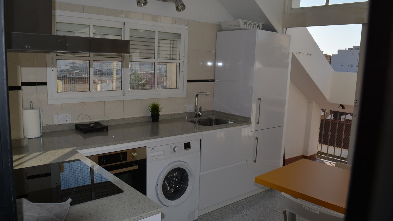 Cinco empresas de Málaga donan a la AECC la cocina del piso residencia convertido en nave espacial