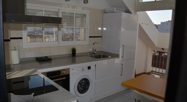 Cinco empresas de Málaga donan a la AECC la cocina del piso residencia convertido en nave espacial