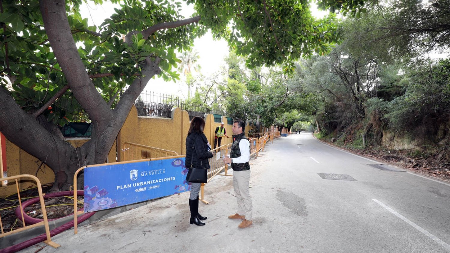 Marbella ejecuta obras en la urbanización Río Real para mejorar la accesibilidad y la seguridad vial
