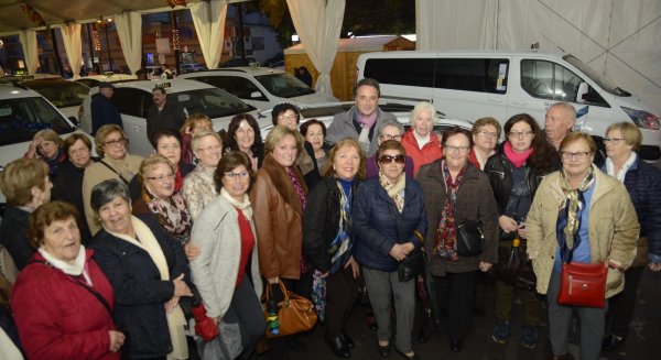 100 mayores de Torremolinos ven las luces de Navidad del municipio y Málaga gracias a 25 taxistas