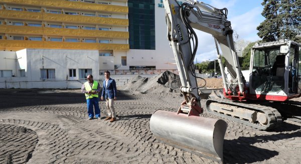 Marbella comienza los trabajos para habilitar 84 plazas de estacionamiento en una parcela anexa al Palacio de Congresos