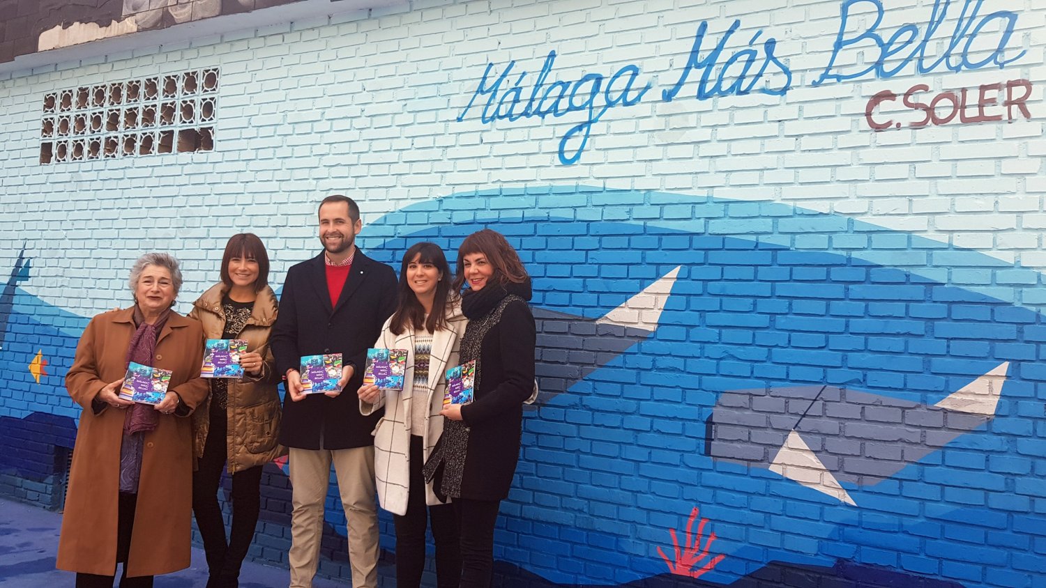 Málaga suma un nuevo mural del programa 'Málaga más bella' junto a un parque infantil en Huelin