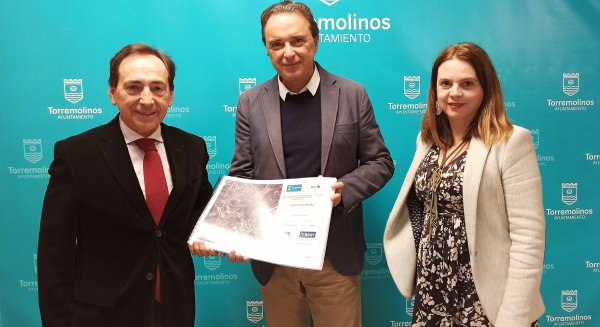 El alcalde de Torremolinos recibe de Intu el proyecto del enlace de carreteras para los nuevos accesos