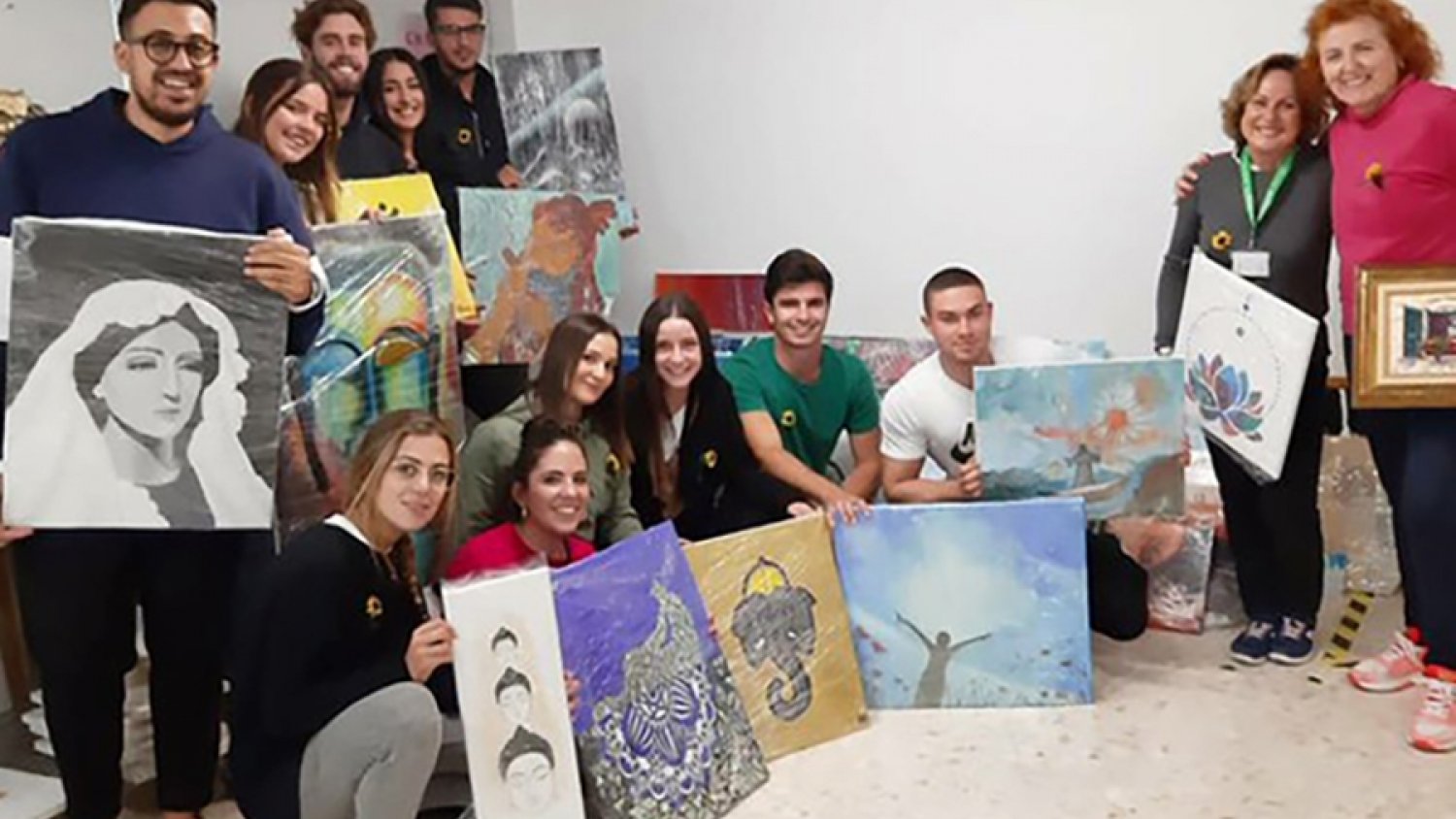 Estudiantes de la facultad de Comercio y Gestión inauguran una exposición benéfica  en favor de Cudeca