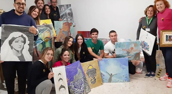 Estudiantes de la facultad de Comercio y Gestión inauguran una exposición benéfica  en favor de Cudeca