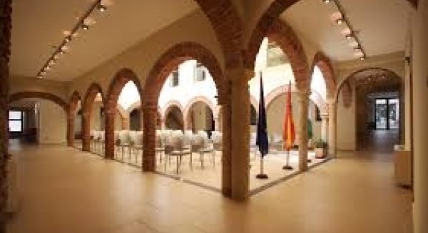 El Hospital Real de la Misericordia de Marbella acoge este sábado la presentación del libro ‘Esos días azules’