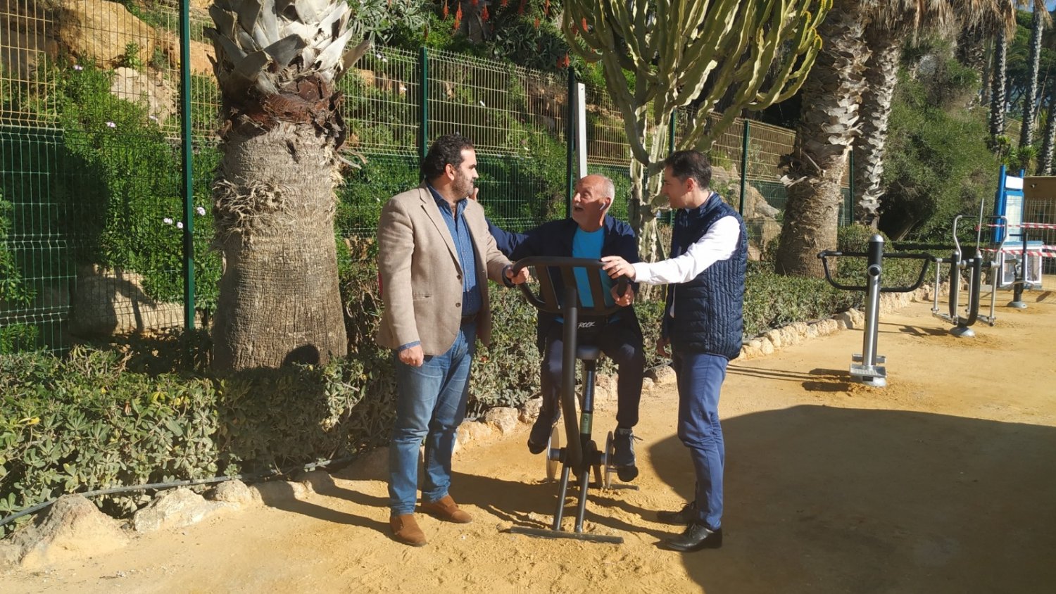 Marbella instala una veintena de nuevos aparatos biosaludables en el Paseo Marítimo