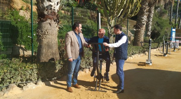 Marbella instala una veintena de nuevos aparatos biosaludables en el Paseo Marítimo