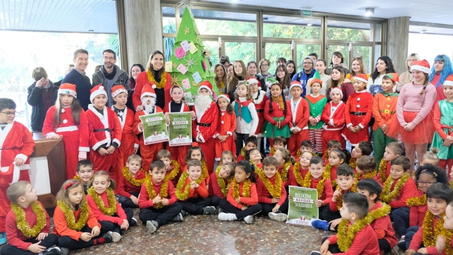El Edificio de Servicios Múltiples de Málaga dispone de un árbol solidario para depositar alimentos