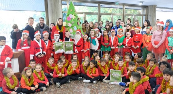 El Edificio de Servicios Múltiples de Málaga dispone de un árbol solidario para depositar alimentos