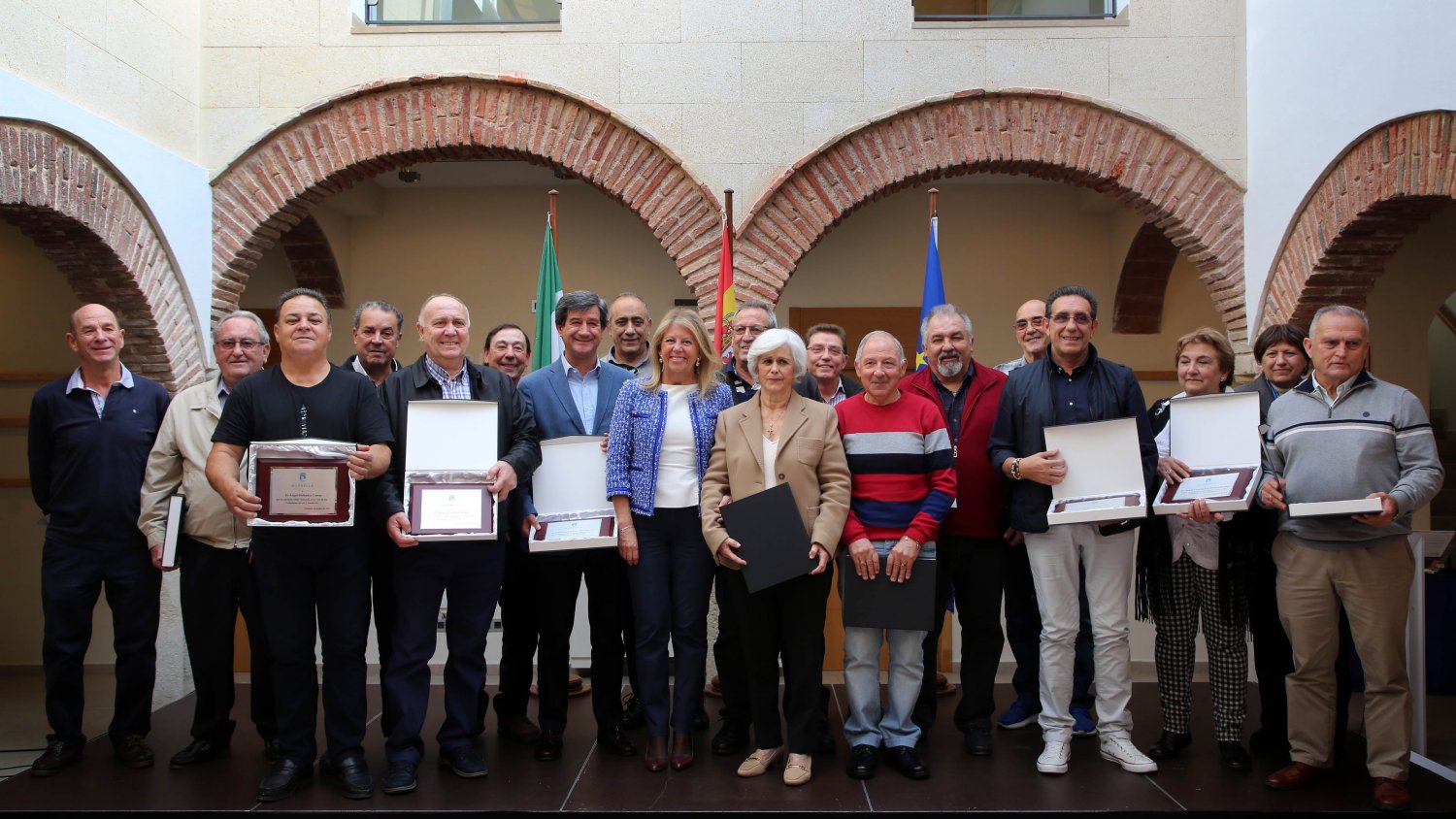 Marbella reconoce “el trabajo, esfuerzo y compromiso” de una treintena de empleados municipales jubilados