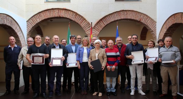 Marbella reconoce “el trabajo, esfuerzo y compromiso” de una treintena de empleados municipales jubilados