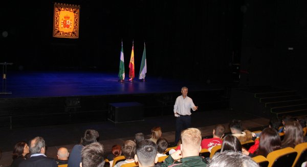 El alcalde de Estepona ofrecerá una charla sobre la Constitución Española a 500 estudiantes de bachillerato