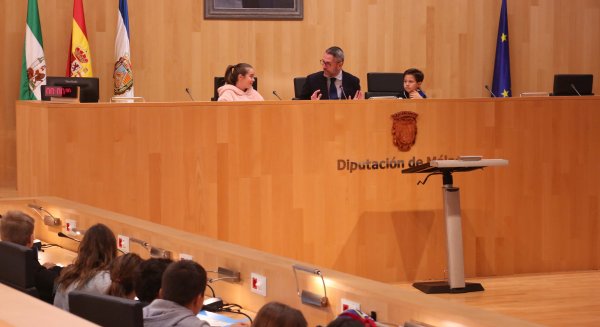Alumnos de Mijas participan en el Pleno Infantil de la Diputación con motivo del Día de la Constitución
