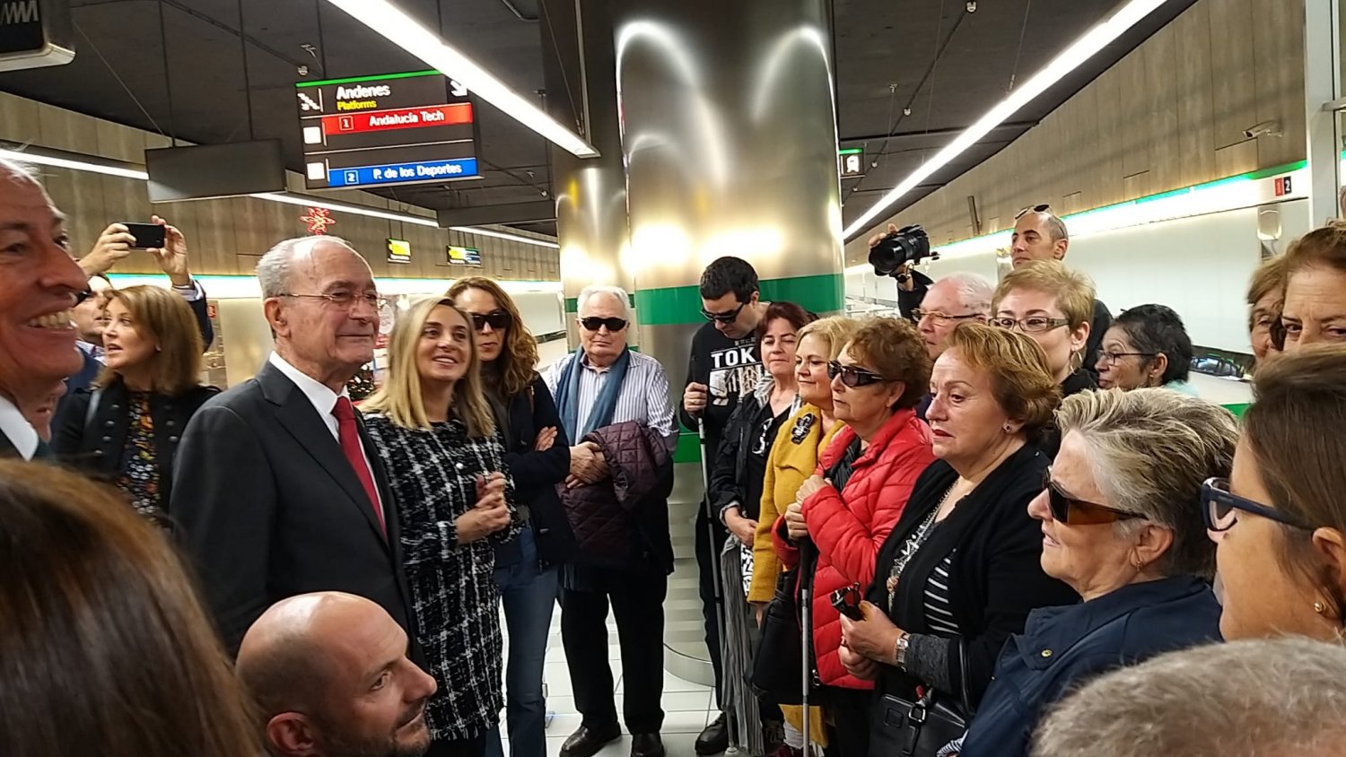 Metro de Málaga muestra a afiliados de la ONCE sus instalaciones y trenes 