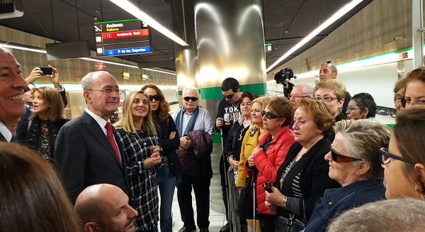 Metro de Málaga muestra a afiliados de la ONCE sus instalaciones y trenes 