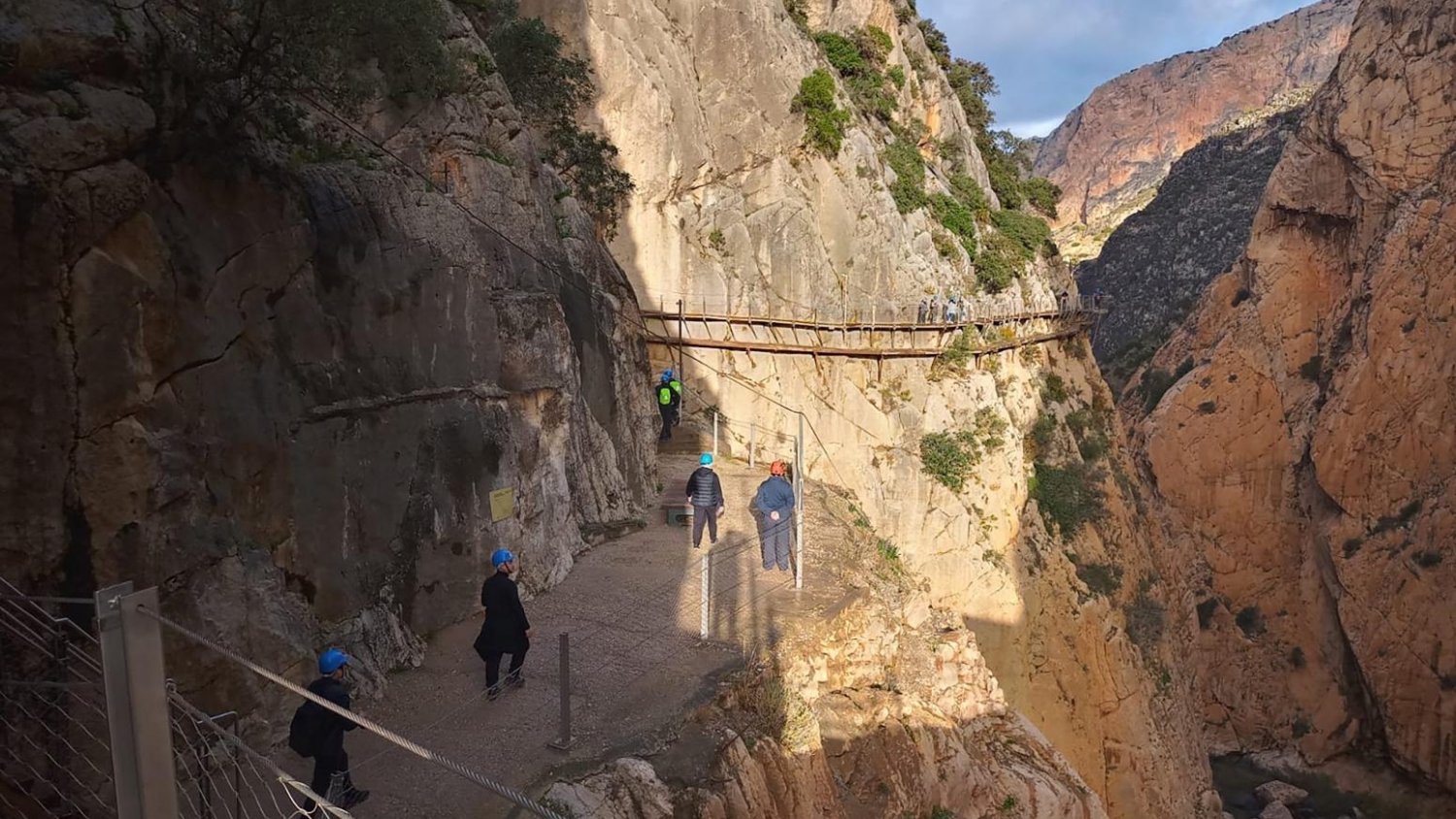 Unas 600 personas visitan el Caminito del Rey en su reapertura con un recorrido circular provisional