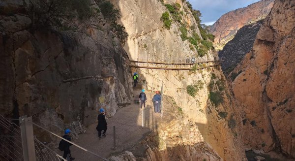 Unas 600 personas visitan el Caminito del Rey en su reapertura con un recorrido circular provisional