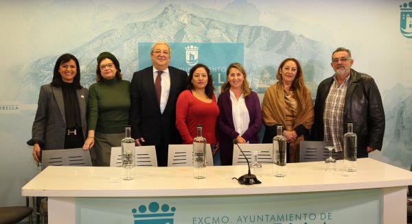 El Ayuntamiento de Marbella colabora con Hidralia en una campaña de donación de juguetes y caramelos