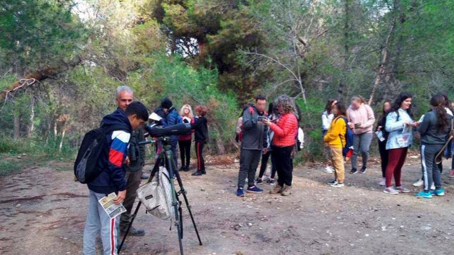 Escolares colocan 160 cajas nido para aves insectívoras en el entorno del Caminito del Rey
