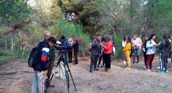 Escolares colocan 160 cajas nido para aves insectívoras en el entorno del Caminito del Rey