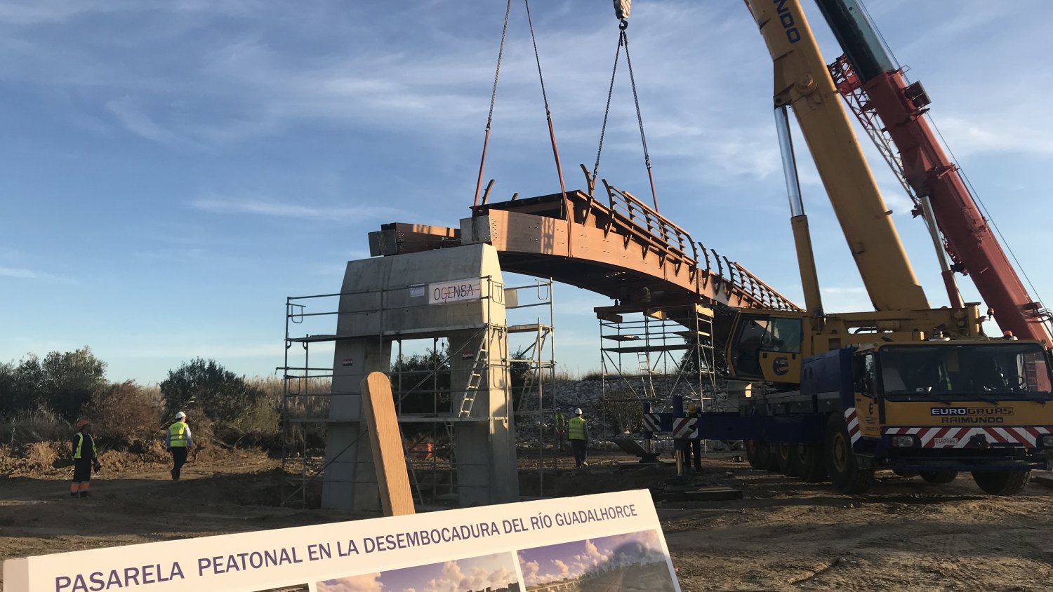 Comienza la instalación de los primeros tramos de la pasarela de madera sobre el río Guadalhorce