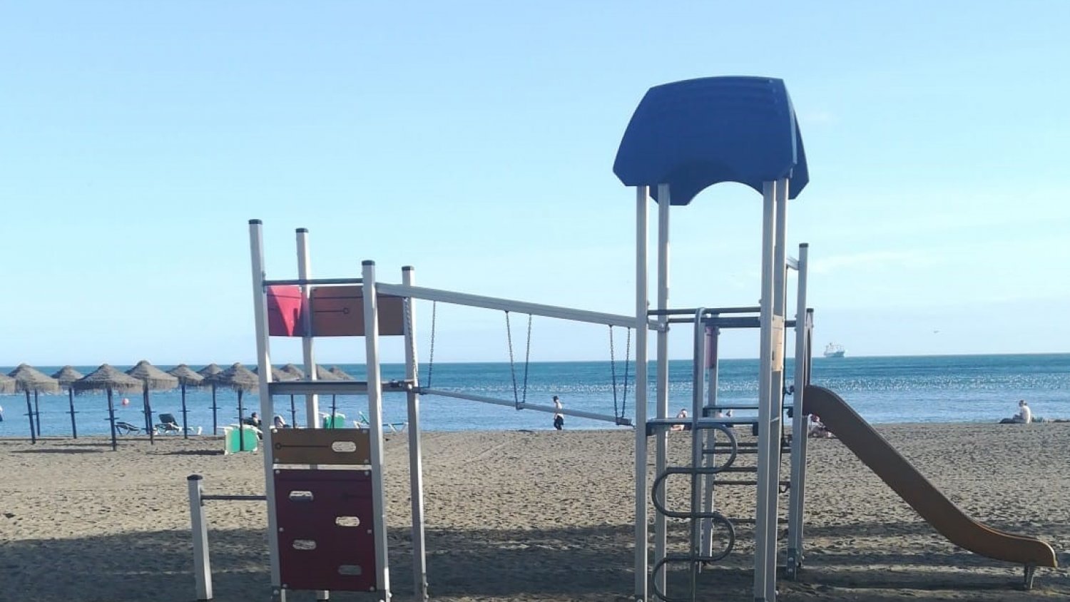 Málaga instala cuatro nuevos elementos destinados al ocio infantil en diferentes zonas de la playa de La Malagueta
