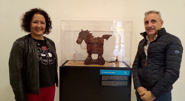 Vélez-Málaga acoge la exposición 'Plastihistoria de la Humanidad'