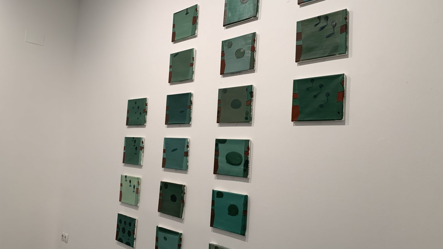 La Caja Blanca alberga la exposición 'MálagaCrea Artes Visuales' que reúne las obras finalistas de la edición 2019