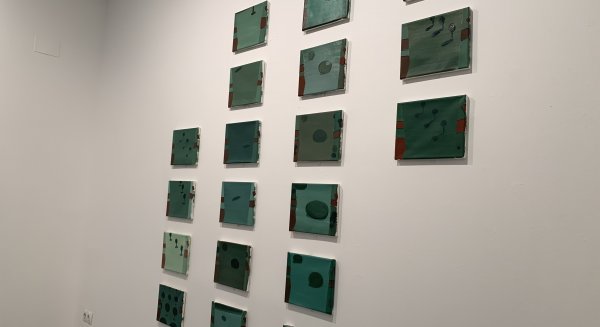 La Caja Blanca alberga la exposición 'MálagaCrea Artes Visuales' que reúne las obras finalistas de la edición 2019