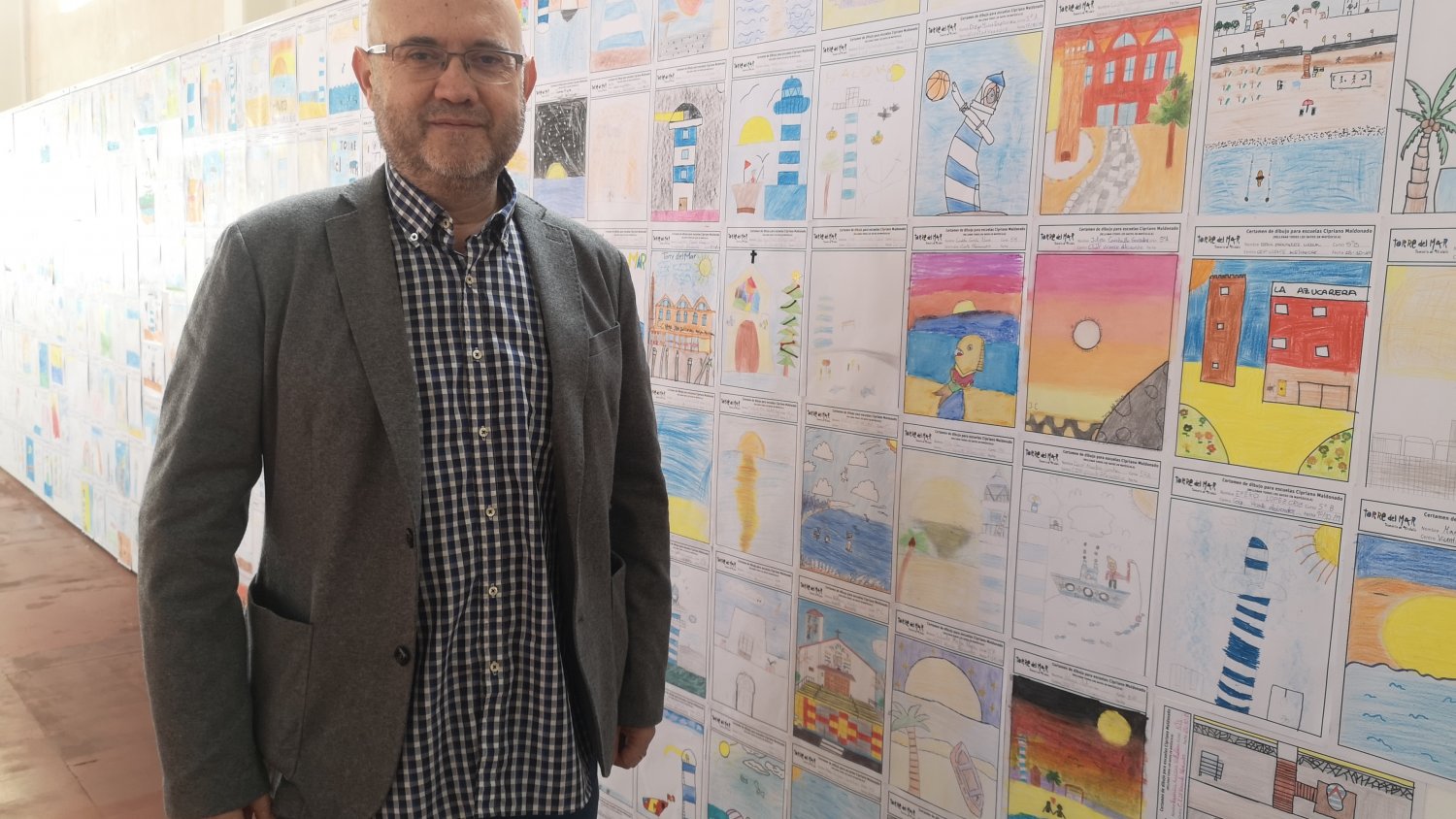 Torre del Mar inaugura una exposición y concurso de christmas infantiles con más de 1.800 obras