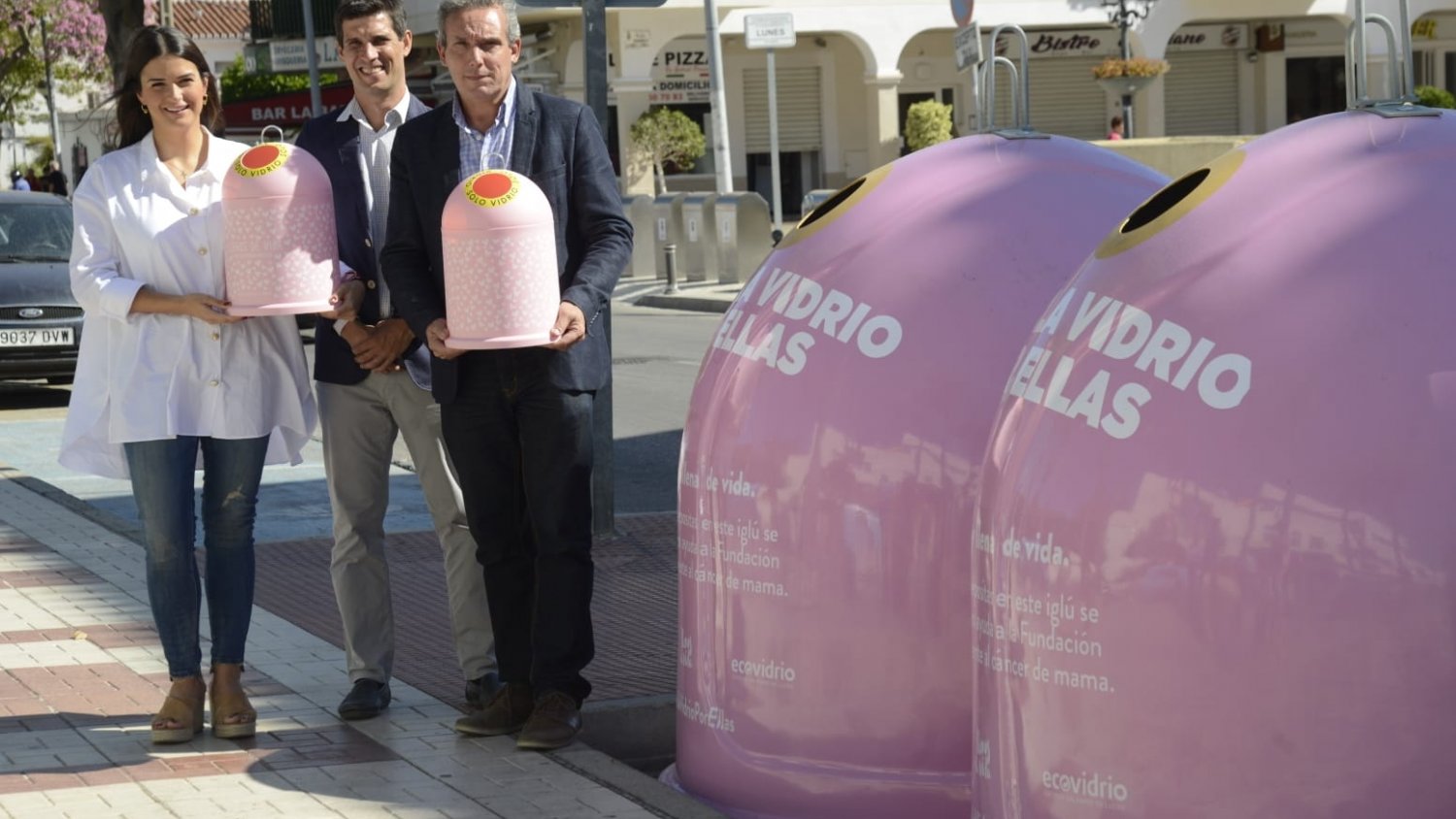 Torremolinos recicla más de 200 kilos de vidrio contra el cáncer de mama