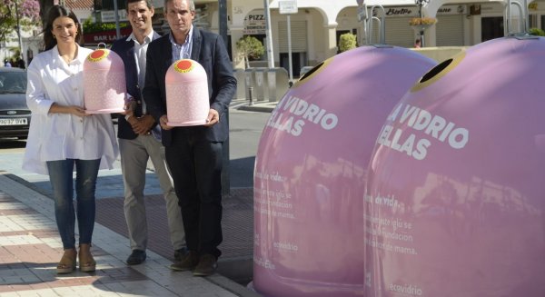 Torremolinos recicla más de 200 kilos de vidrio contra el cáncer de mama