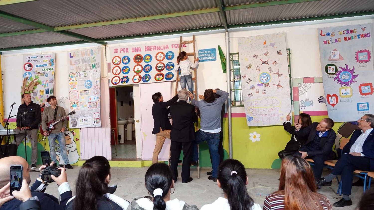 El CEIP María de la O, el IES Ben Gabirol y la Facultad de Educación inauguran la 'Plaza de los Derechos de la Infancia'