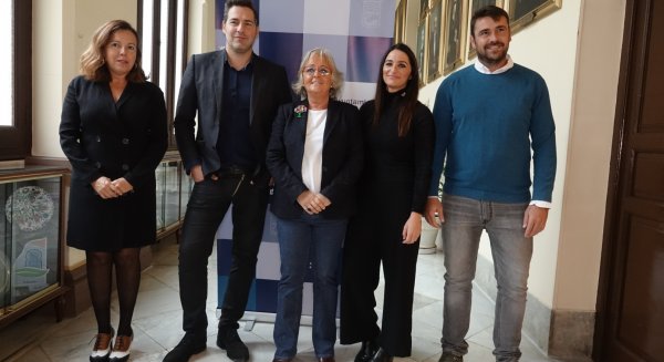 La muralla de la Alcazaba se transforma en una pantalla de cine para proyectar un videomapping navideño