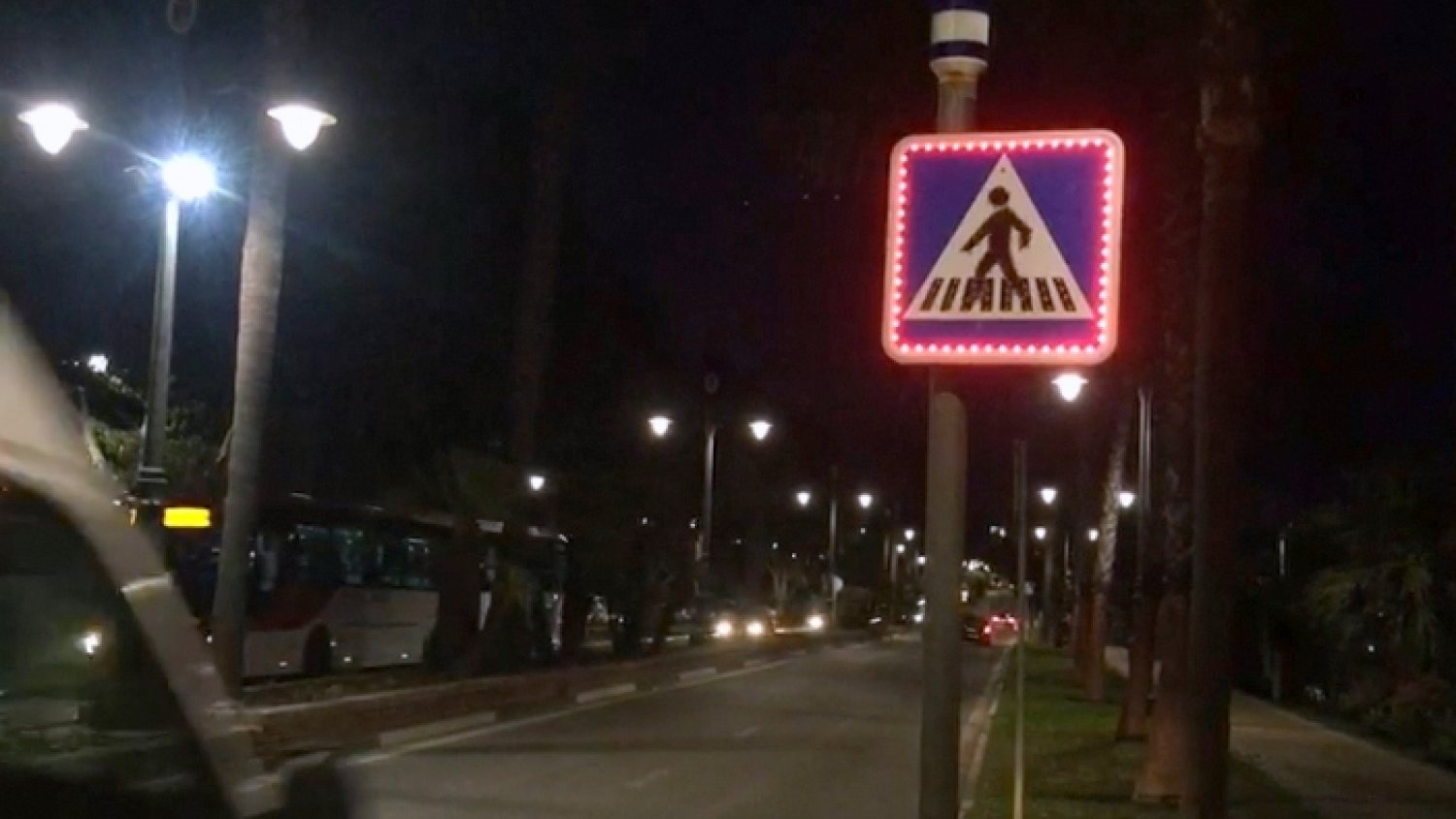 Estepona instala señales verticales luminosas en las avenidas para evitar accidentes de tráfico