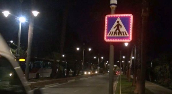 Estepona instala señales verticales luminosas en las avenidas para evitar accidentes de tráfico