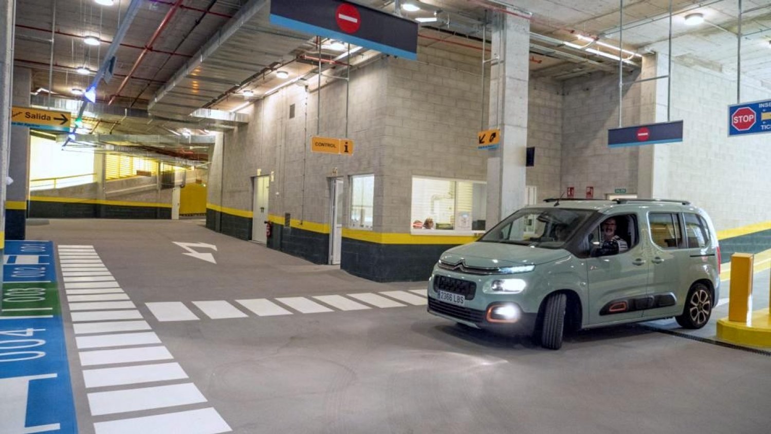 Estepona  pone a la venta los últimos aparcamientos disponibles en el parking de la plaza del Ajedrez
