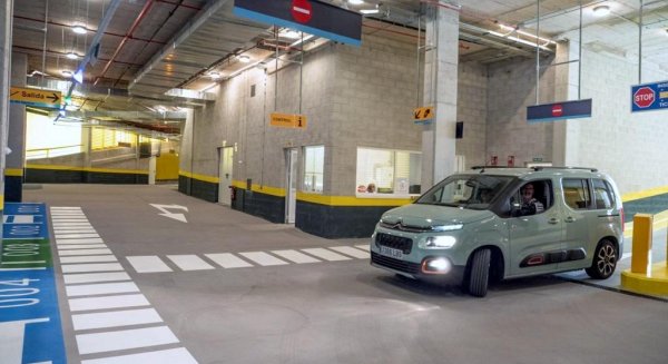 Estepona  pone a la venta los últimos aparcamientos disponibles en el parking de la plaza del Ajedrez