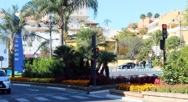 Estepona instala en los semáforos un dispositivo que emite señales acústicas a demanda de los invidentes