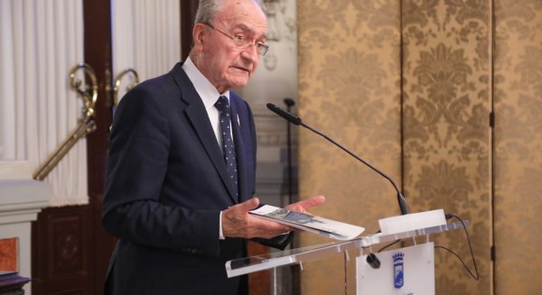 El Ayuntamiento acoge la presentación del libro 'Historia del Cuerpo Consular de Málaga 1641-2022'