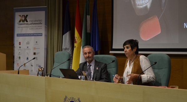 Nieves Concostrina narra en el Rectorado 'La historia de los vivos contada por los muertos'