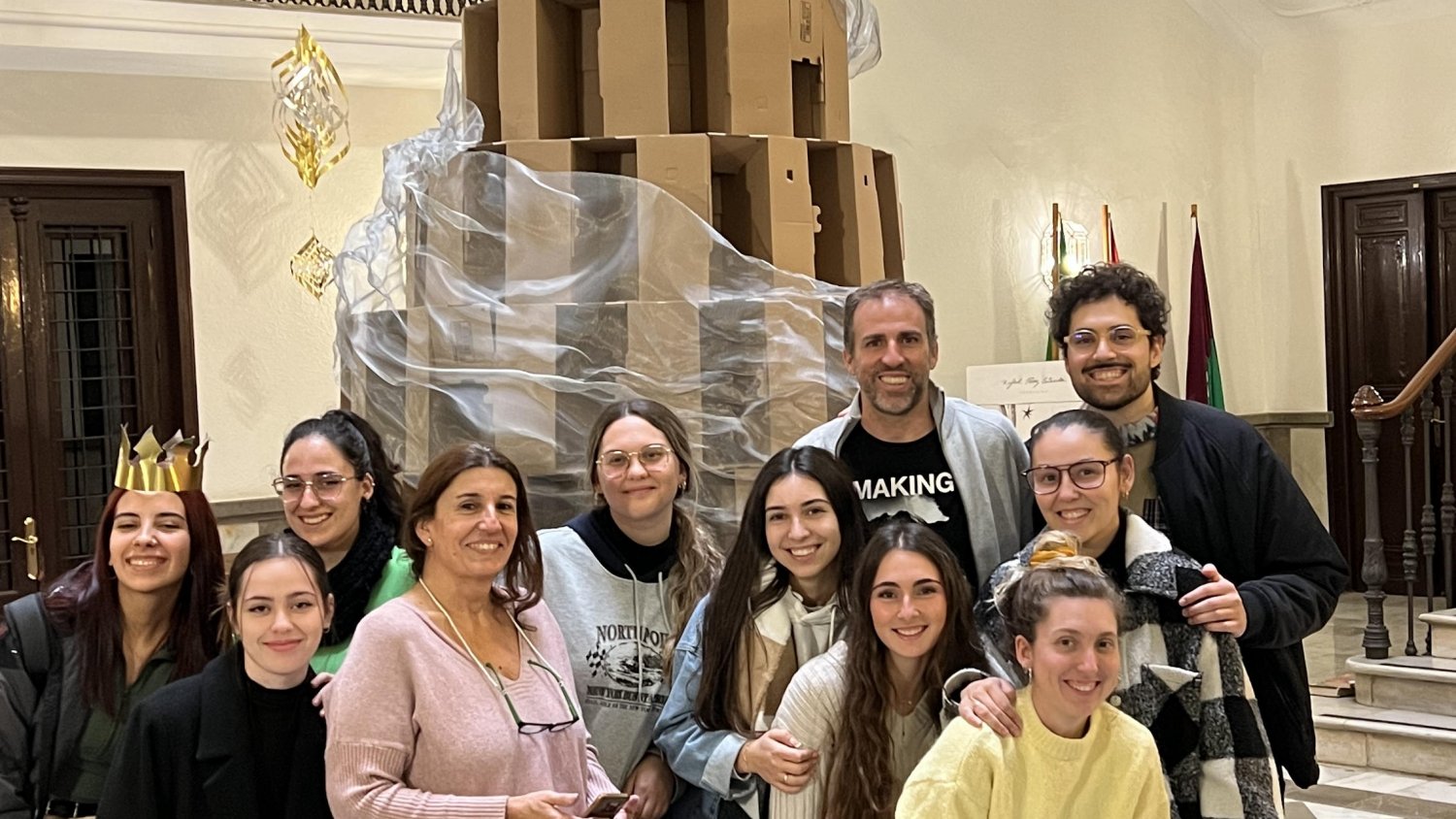 La Escuela de San Telmo decora el archivo municipal con un árbol navideño de archivadores