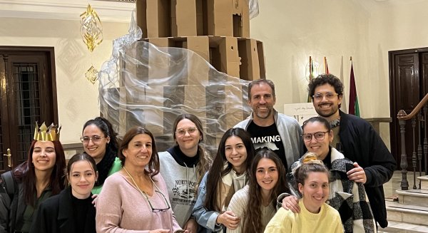 La Escuela de San Telmo decora el archivo municipal con un árbol navideño de archivadores