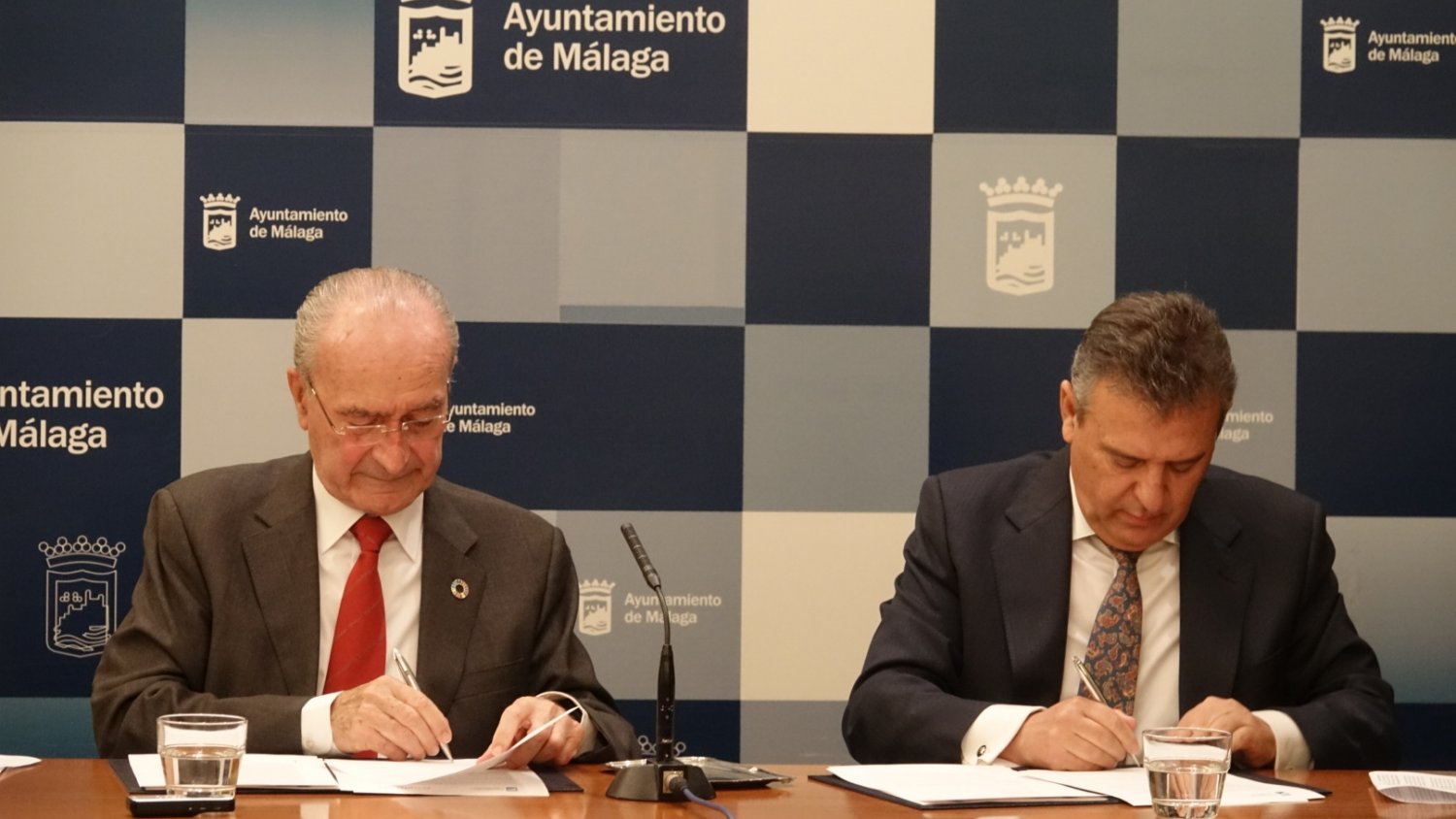 El Ayuntamiento de Málaga firma un convenio con Endesa para agilizar las ayudas al pago de la luz