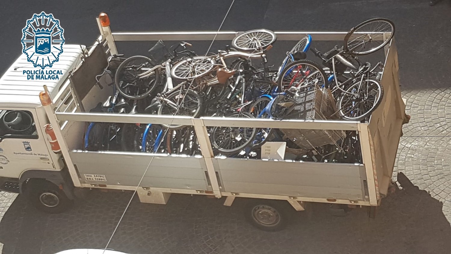 Retiran 30 bicicletas con síntomas de abandono ubicadas en el centro de Málaga