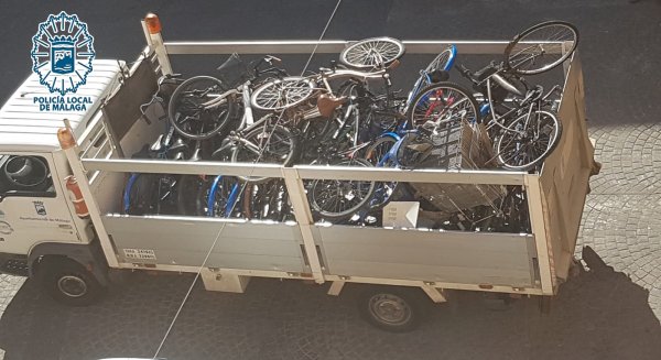Retiran 30 bicicletas con síntomas de abandono ubicadas en el centro de Málaga