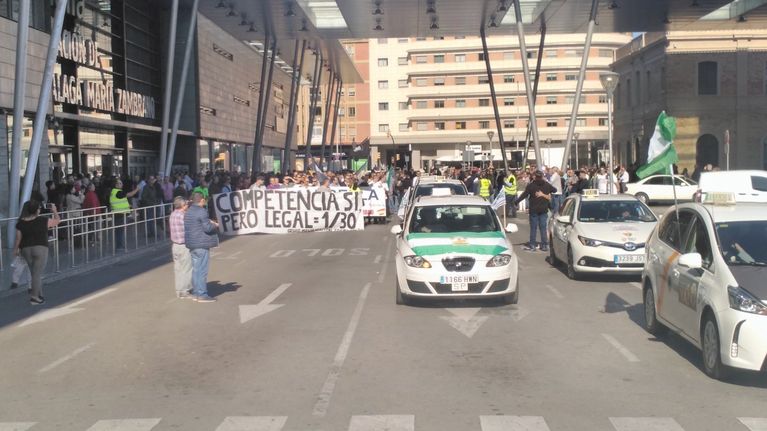 Unidas Podemos apoya la reivindicación de los taxistas en Málaga para la regulación de los VTC